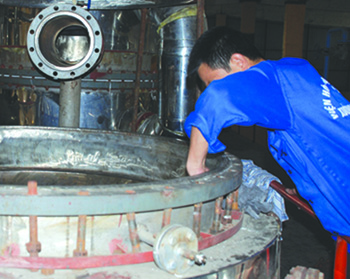 Công nhân bảo dưỡng máy chủ của hệ thống